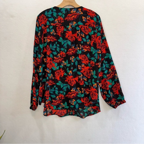 Torrid Georgette Pintuck Black, Red, Green Floral Long Sleeve Blouse Torrid 2 - Picture 5 of 10